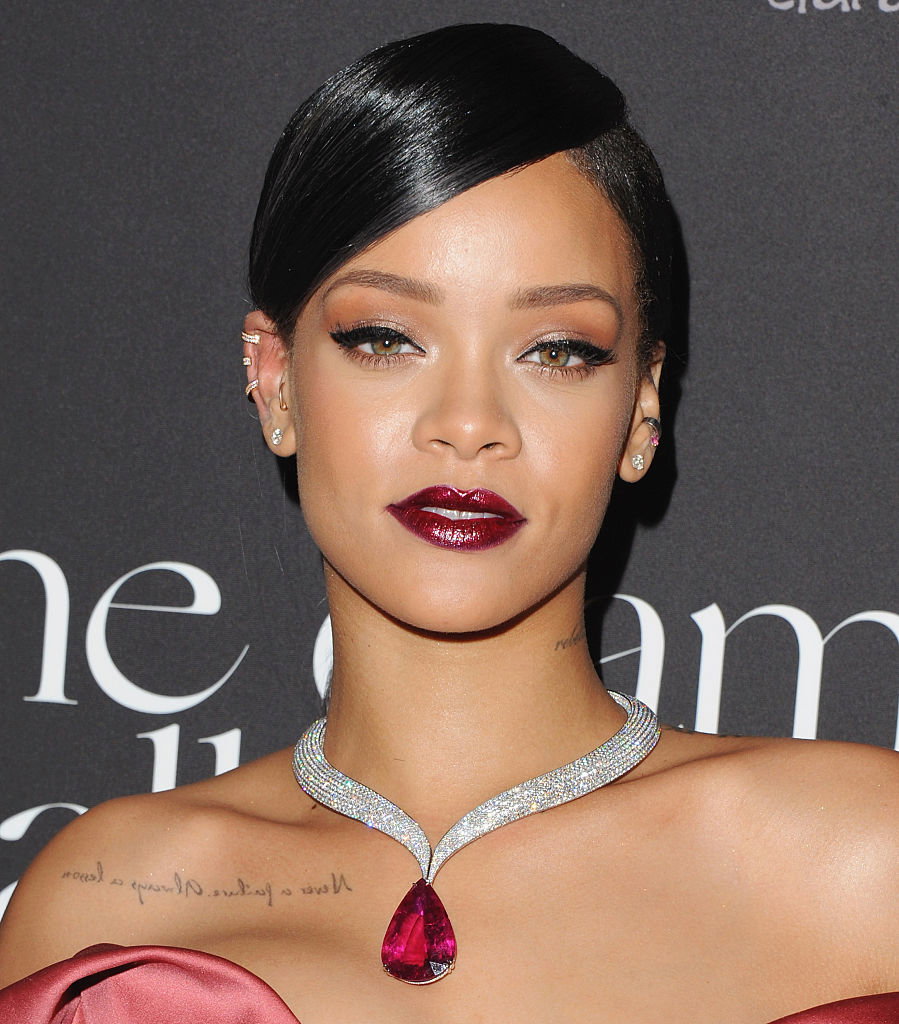 Rihanna w rubinowej biżuterii