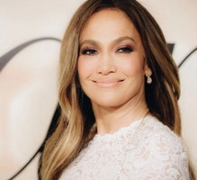 Paznokcie w stylu Jennifer Lopez podbijają internet. Gwiazda zdecydowała się na klasyczne mani w odświeżonej wersji