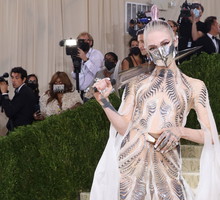 Grimes na czerwonym dywanie