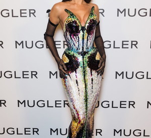 Irina Shayk w sukienkach maxi. Inspirujące stylizacje modelki i gwiazdy