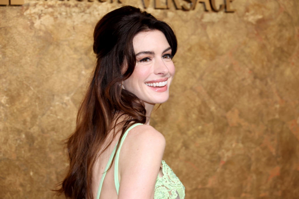 Pearl Nails Anne Hathaway