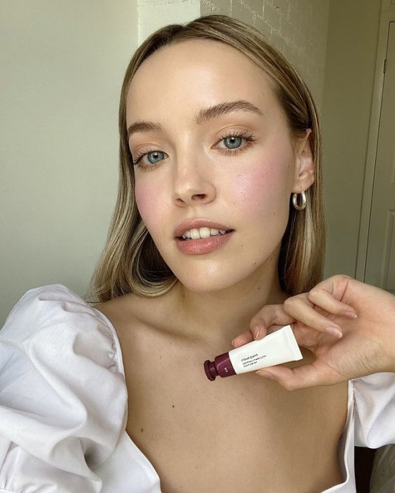 Skin tint – kosmetyk, który latem zastąpi ci podkład. Daje promienne glow, wyrównuje koloryt i jest niewidoczny na skórze