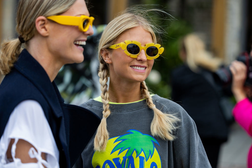 Jak nosić dwa warkocze? Inspiracje z fashion weeków