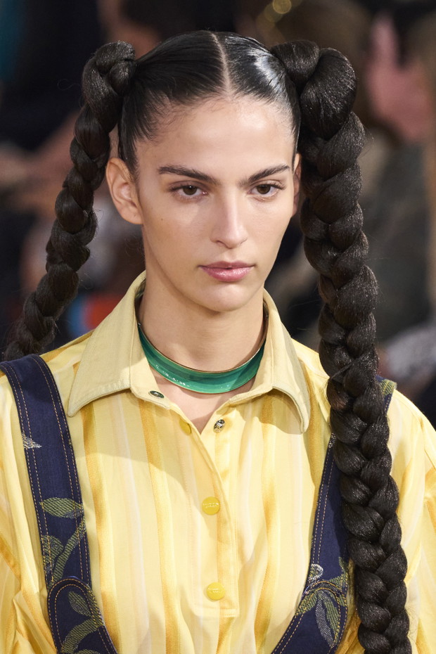 Jak nosić dwa warkocze? Inspiracje z fashion weeków