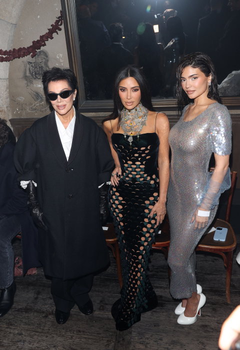Kim Kardashian i Kylie Jenner pozują na pokazie Maison Margiela w prześwitujących sukienkach. Starsza Kardashianka dodała do swojej kreacji kontrowersyjne buty