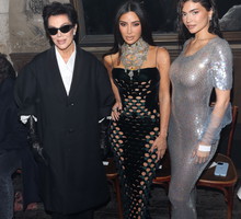Kim Kardashian i Kylie Jenner pozują na pokazie Maison Margiela w prześwitujących sukienkach. Starsza Kardashianka dodała do swojej kreacji kontrowersyjne buty