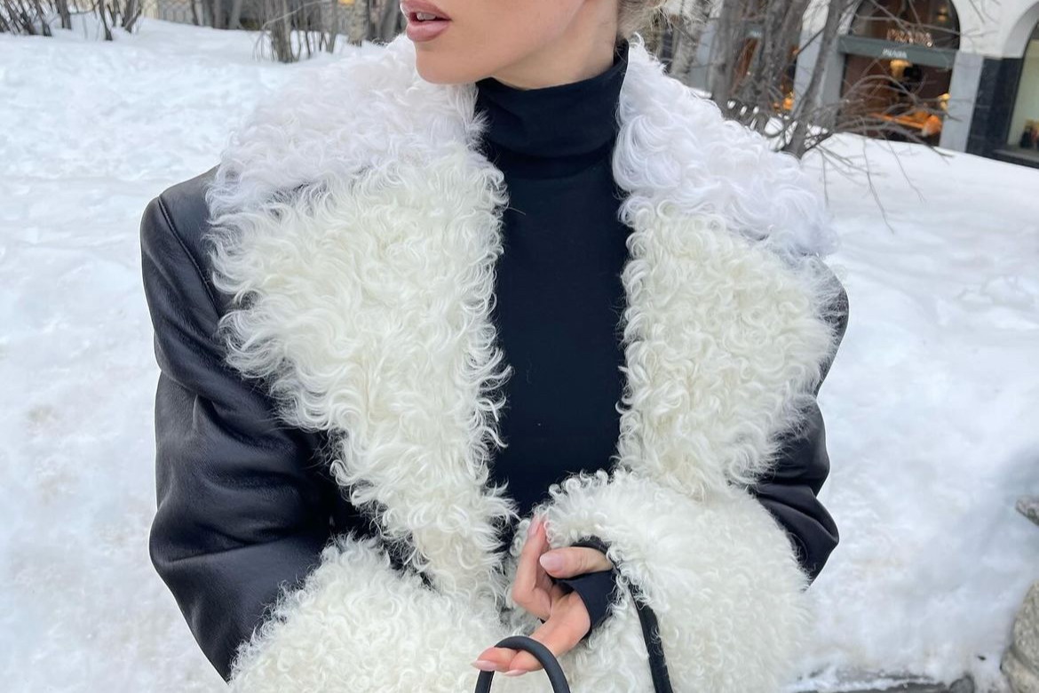 Elsa Hosk w płaszczu polskiej marki wnosi styl apres-ski na wyższy poziom