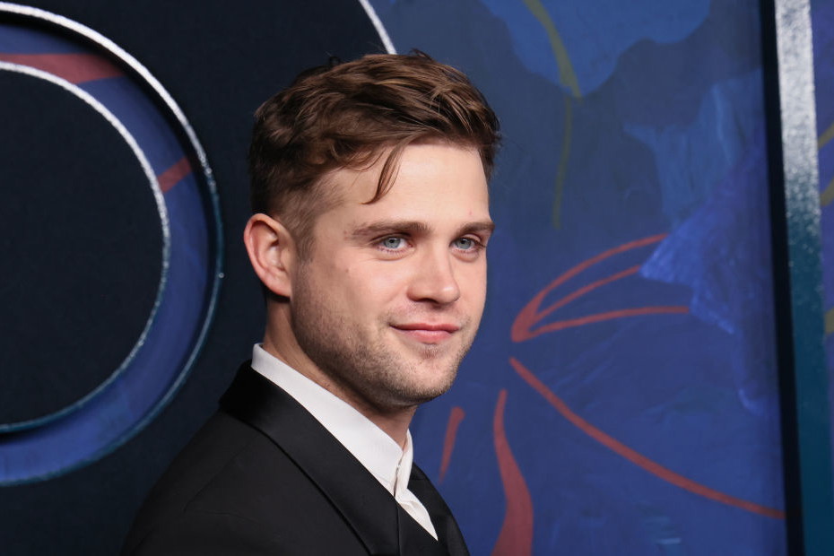 Leo Woodall na czerwonym dywanie
