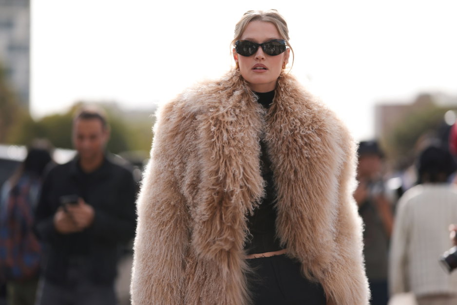 Mob wife aesthetic podbija TikToka i Instagrama. Jak się ubrać w stylu żon mafii? Wybieramy 5 elementów garderoby, które pomogą Ci stworzyć najgorętszy look sezonu