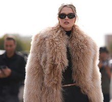 Mob wife aesthetic podbija TikToka i Instagrama. Jak się ubrać w stylu żon mafii? Wybieramy 5 elementów garderoby, które pomogą Ci stworzyć najgorętszy look sezonu