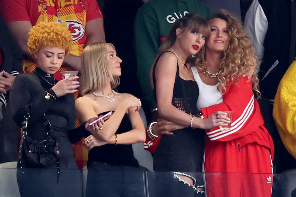Taylor Swift kradnie show na Super Bowl 2024 w krótkim topie i jeansach, które już są hitem