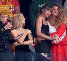 Taylor Swift kradnie show na Super Bowl 2024 w krótkim topie i jeansach, które już są hitem