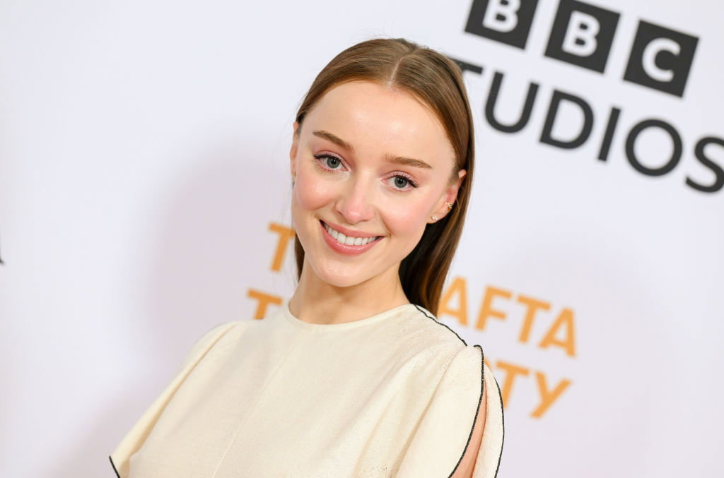 Phoebe Dynevor na czerwonym dywanie w 2024 roku