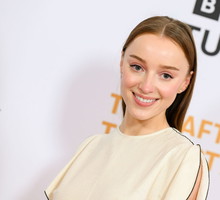Phoebe Dynevor na czerwonym dywanie w 2024 roku