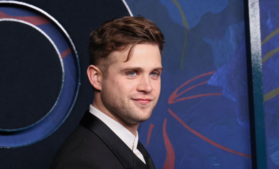 Leo Woodall na czerwonym dywanie