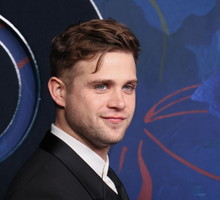 Leo Woodall na czerwonym dywanie