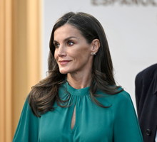 Królowa Letycja zachwyca w eleganckiej sukience za... 210 zł! Znalazłyśmy podobny model w polskiej sieciówce