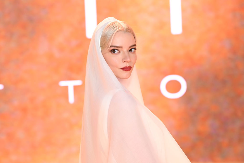 Anya Taylor-Joy w zaskakującej białej sukni i welonie potwierdza swój udział w filmie “Diuna: część druga”