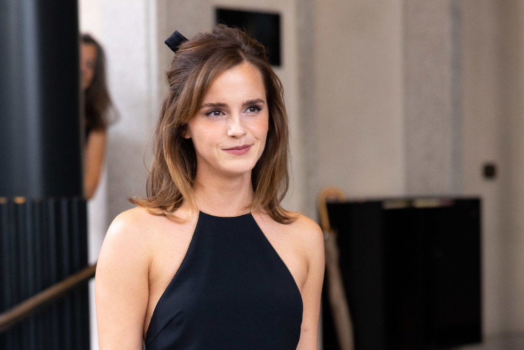Emma Watson wzorem francuskich dziewczyn trencz łączy z najmodniejszymi butami sezonu. Aktorka zachwyciła na tygodniu mody w Mediolanie