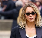 Sydney Sweeney zadebiutowała w nowej fryzurze na tygodniu mody w Paryżu. Wavy Lob to nowy hit na wiosnę