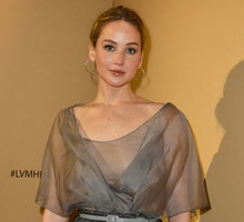 Jennifer Lawrence jak stylowa paryżanka lansuje estetykę "Ladylike". Ulubiony styl eleganckich minimalistek to silny trend na wiosnę 2024
