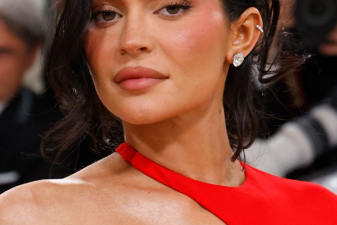 Glazed blush to mocny trend na wiosnę, który sprawia, że cera wygląda na zdrową i wypoczętą. Efekt uzyskasz za pomocą jednego kosmetyku