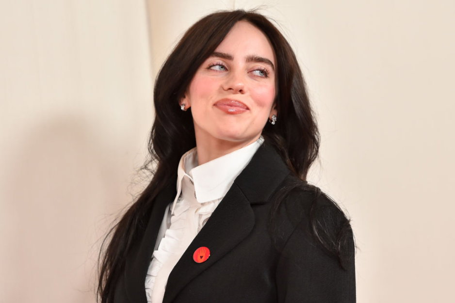 Oscary 2024: Co oznaczają czerwone przypinki na kreacjach gwiazd? Pokazali się z nimi Billie Eilish, Mark Ruffalo i Ramy Youssef