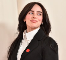 Oscary 2024: Co oznaczają czerwone przypinki na kreacjach gwiazd? Pokazali się z nimi Billie Eilish, Mark Ruffalo i Ramy Youssef