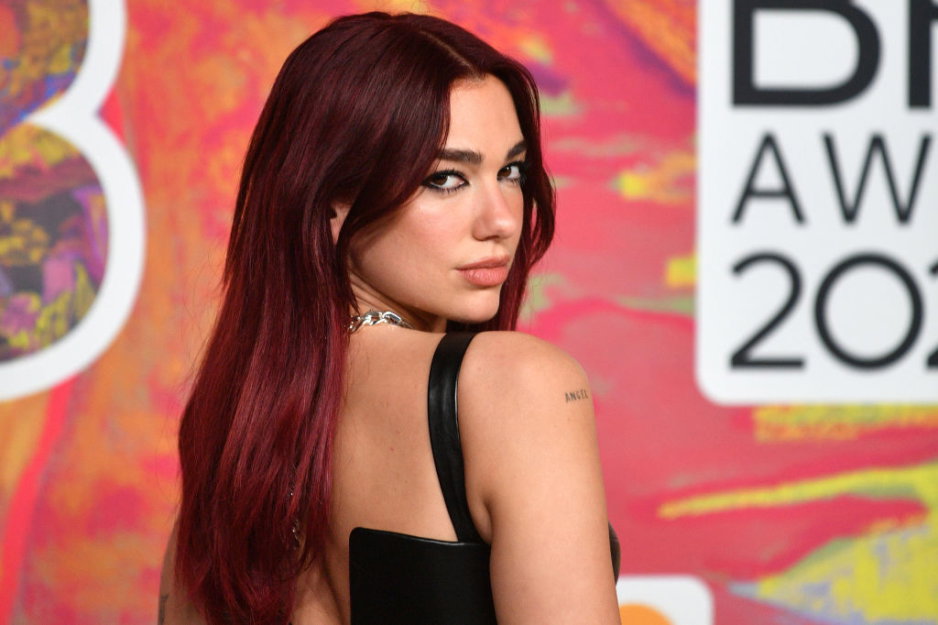 Dua Lipa rozgrzewa czerwony dywan BRIT Awards 2024 w skórzanej kreacji  Versace