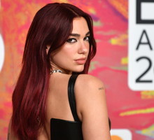 Dua Lipa rozgrzewa czerwony dywan BRIT Awards 2024 w skórzanej kreacji Versace