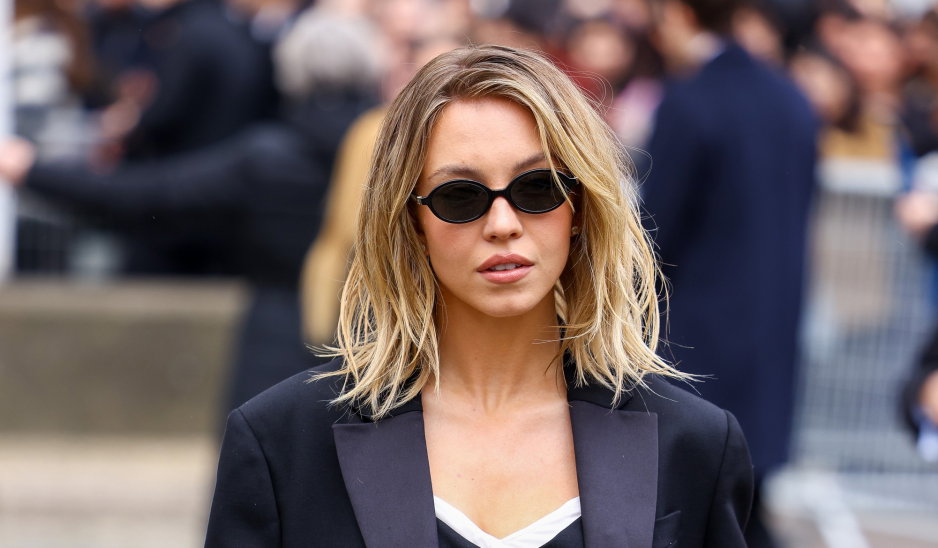 Sydney Sweeney zadebiutowała w nowej fryzurze na tygodniu mody w Paryżu. Wavy Lob to nowy hit na wiosnę