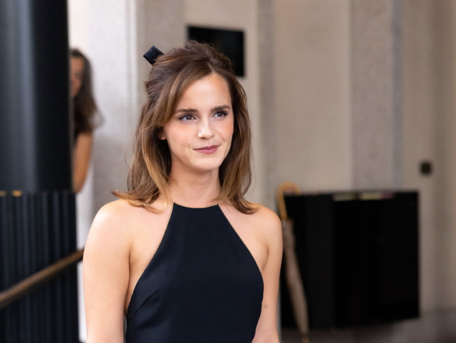 Emma Watson wzorem francuskich dziewczyn trencz łączy z najmodniejszymi butami sezonu. Aktorka zachwyciła na tygodniu mody w Mediolanie