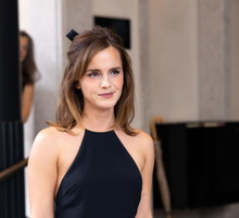 Emma Watson wzorem francuskich dziewczyn trencz łączy z najmodniejszymi butami sezonu. Aktorka zachwyciła na tygodniu mody w Mediolanie