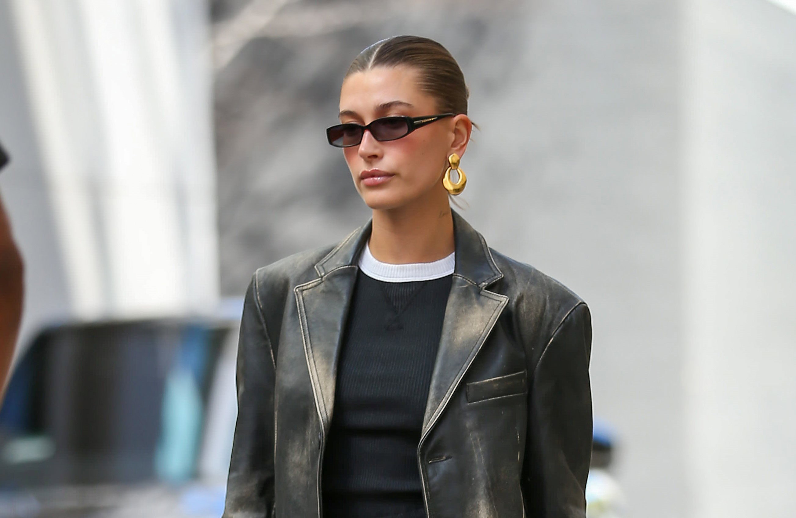 Te kosmetyki uwielbiają it-girls. Co w kosmetyczkach mają najmodniejsze dziewczyny? Hailey Bieber kocha ten niedrogi krem z drogerii