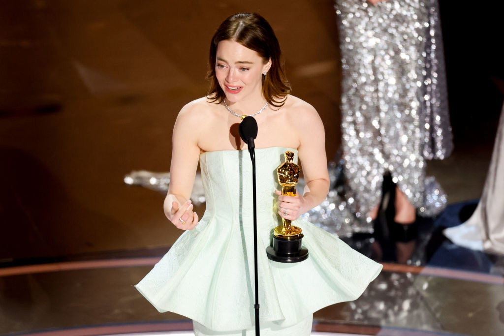 Oscary 2024: nagrodzona Emma Stone zalicza wpadkę na scenie. Co się stało z tą sukienką?