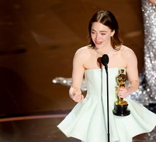 Oscary 2024: nagrodzona Emma Stone zalicza wpadkę na scenie. Co się stało z tą sukienką?