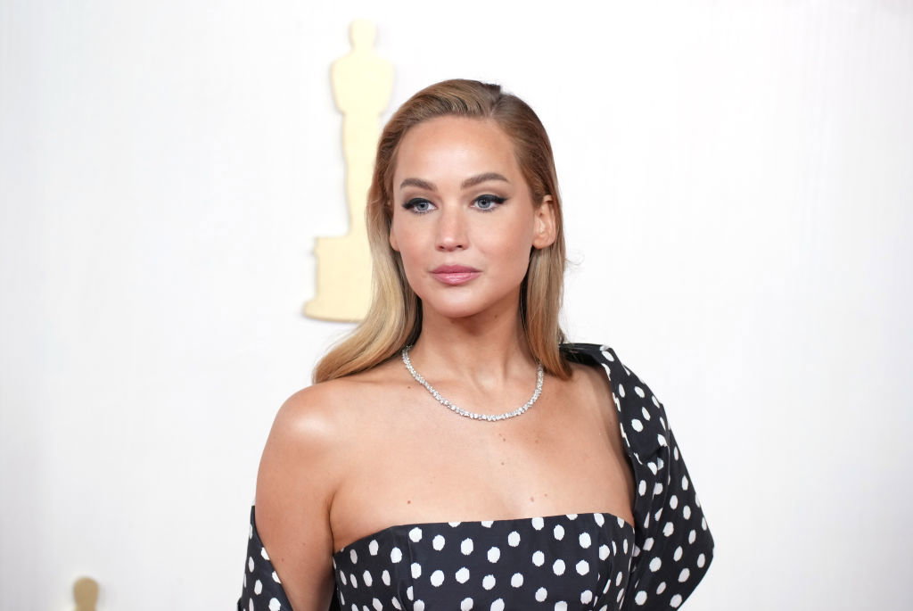 Oscary 2024: Jennifer Lawrence typuje grochy jako najmodniejszy wzór sezonu