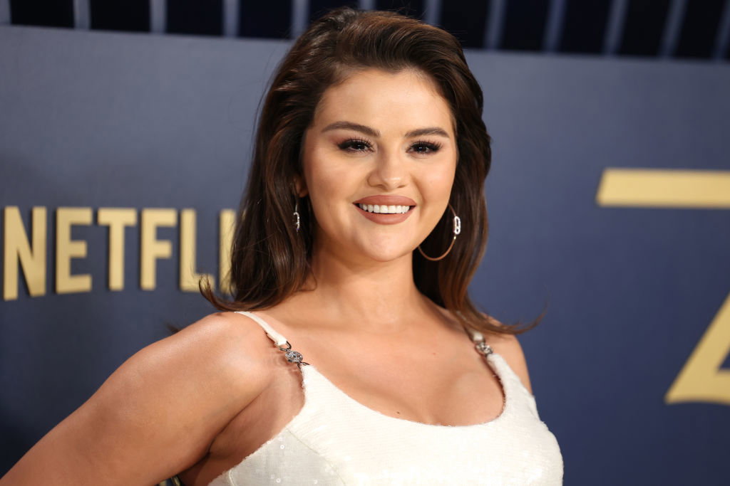 Selena Gomez w nowej fryzurze, która będzie hitem na wiosnę 2024. Odwrócony bob to pełna wdzięku stylizacja dla kobiet w każdym wieku
