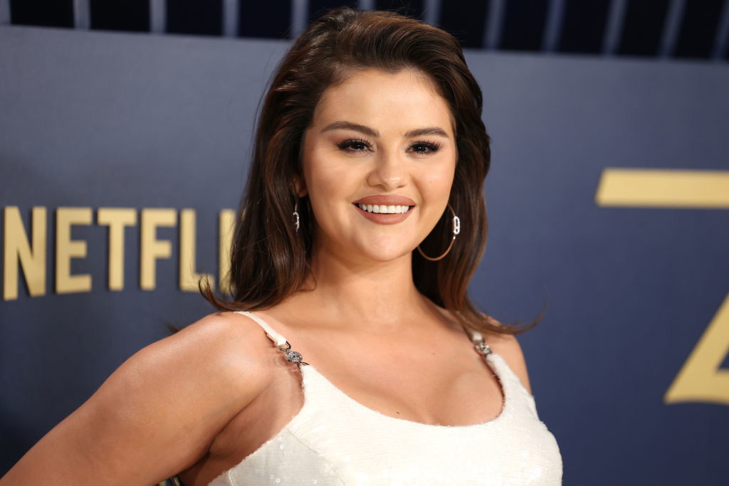 Selena Gomez w nowej fryzurze, która będzie hitem na wiosnę 2024. Odwrócony bob to pełna wdzięku stylizacja dla kobiet w każdym wieku