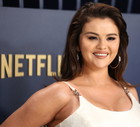 Selena Gomez w nowej fryzurze, która będzie hitem na wiosnę 2024. Odwrócony bob to pełna wdzięku stylizacja dla kobiet w każdym wieku