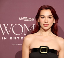 Dua Lipa zamiast topu nosi pasek i udowadnia, że kontrowersyjny trend z lat 2000. jest wciąż na czasie