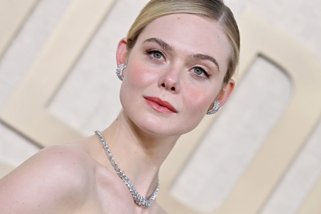 Elle Fanning zadebiutowała w modnym bobie, który przypadnie do gustu każdej minimalistce. Ta pełna wdzięku fryzura odświeży włosy na wiosnę