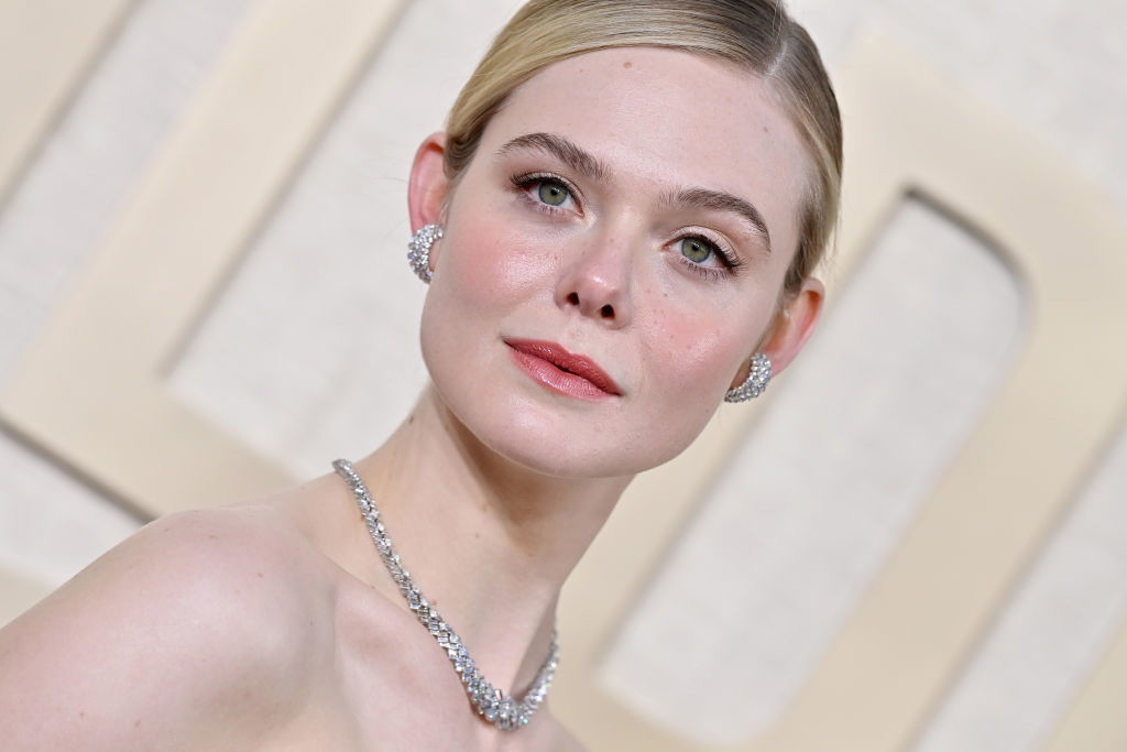 Elle Fanning zadebiutowała w modnym bobie, który przypadnie do gustu każdej minimalistce. Ta pełna wdzięku fryzura odświeży włosy na wiosnę