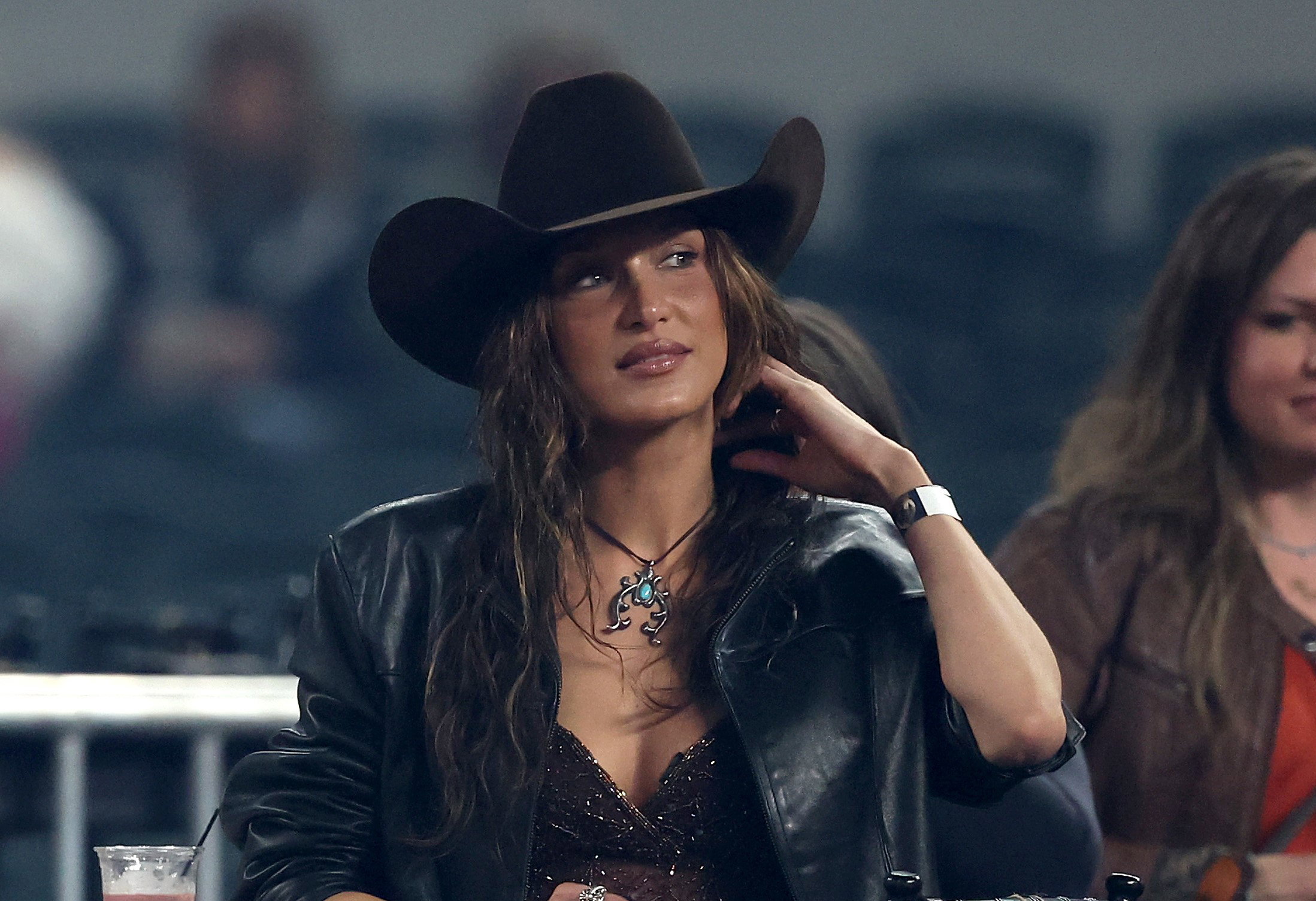 Cowgirl copper nails to modne paznokcie Belli Hadid, które za chwilę będą nosić wszyscy. Podpowiadamy, jak zrobić go w domu