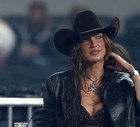 Cowgirl copper nails to modne paznokcie Belli Hadid, które za chwilę będą nosić wszyscy. Podpowiadamy, jak zrobić go w domu