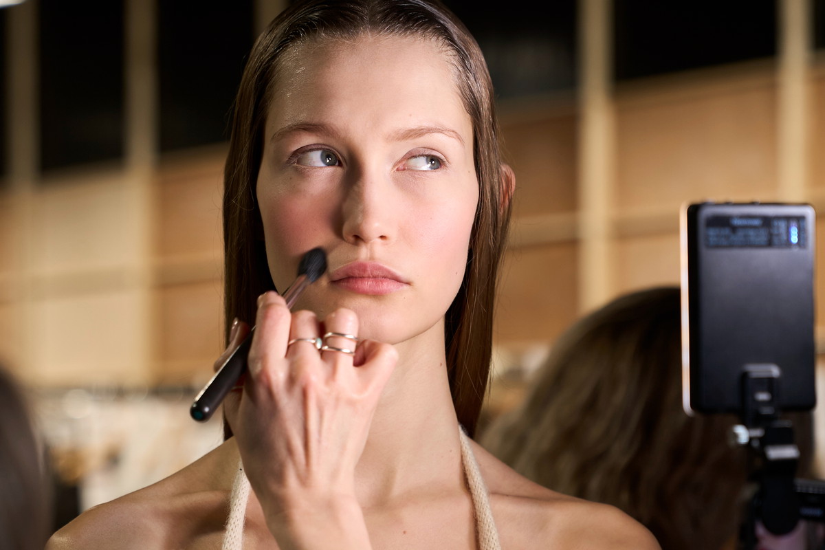 Jak aplikować bronzer, a jak kontur? Ten tiktok szybko to wyjaśnia