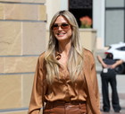 50-letnia Heidi Klum zamienia jeansy na szerokie spodnie i udowadnia, że to fason dla każdej z nas