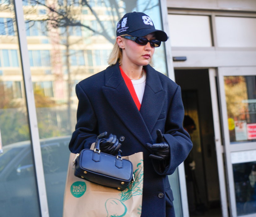 Gigi Hadid łączy trendy w casualowej stylizacji