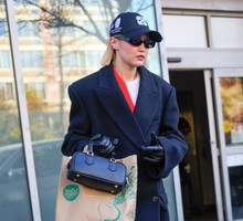 Gigi Hadid łączy trendy w casualowej stylizacji
