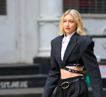Gigi Hadid zachwyca w wydaniu nowoczesnej “corporate girl”. Modelka lansuje viralową stylizację “office siren”, którą chcemy odtworzyć
